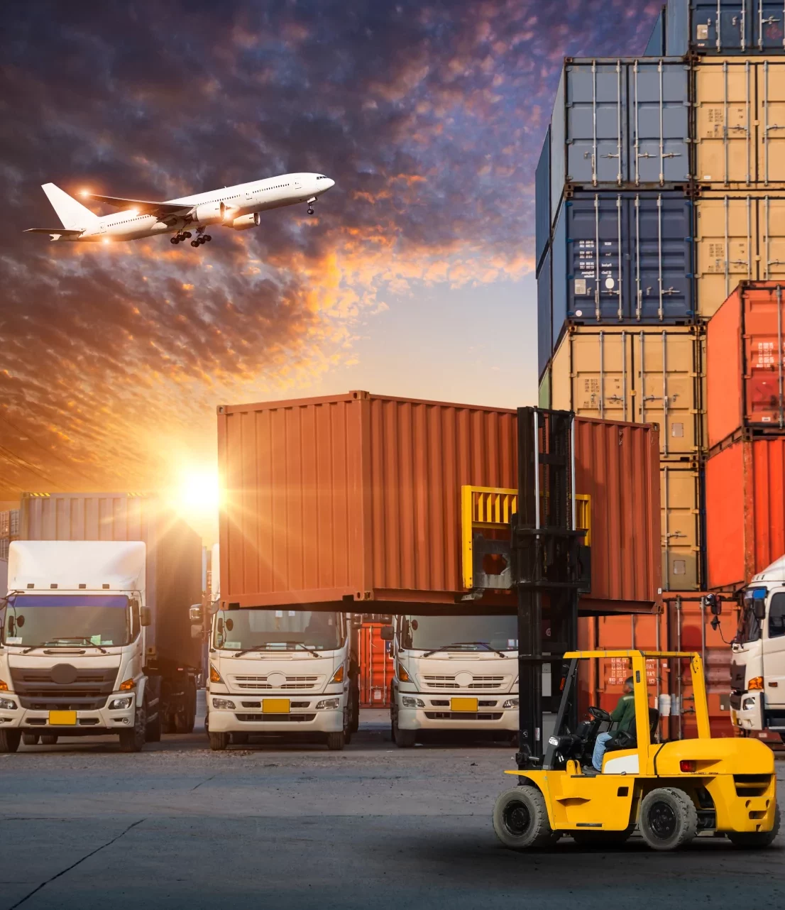 Container, LKWs und ein Flugzeug