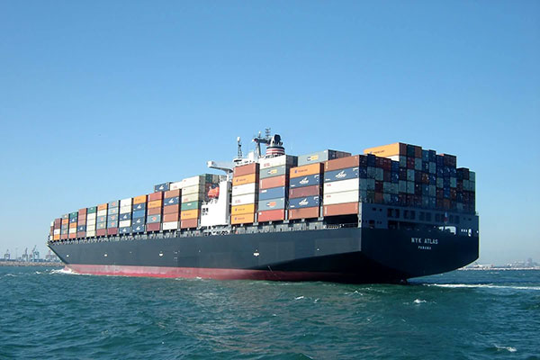 Beladenes Containerschiff auf See